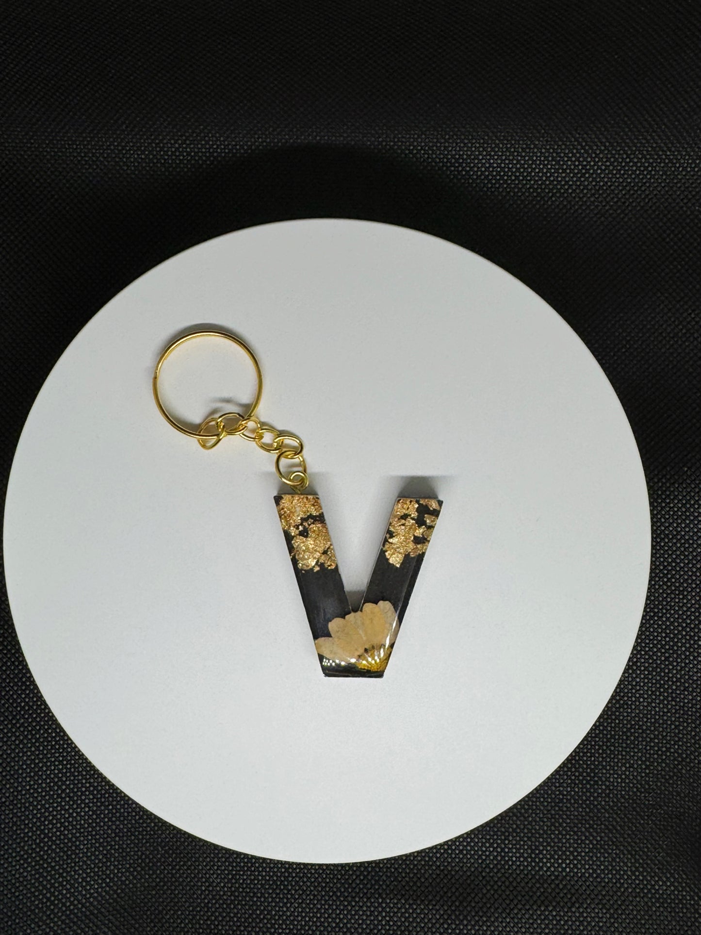 Personalized Resin Letter Keychains – Handmade with Real Flowers & Gold Foil – Custom Epoxy Key Ring Gift